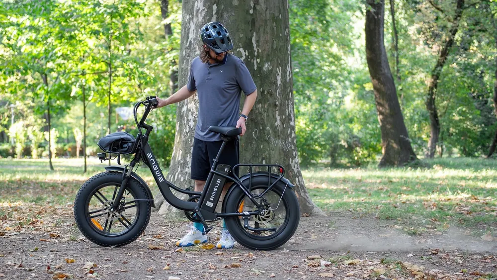 Bicicleta eléctrica ENGWE L20 Boost negra 2026 vista lateral completa