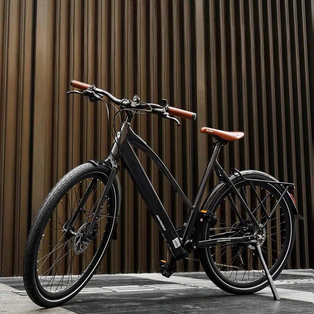 Bicicleta eléctrica FAFREES 700C parcialmente montada y ajustada lista para usar.