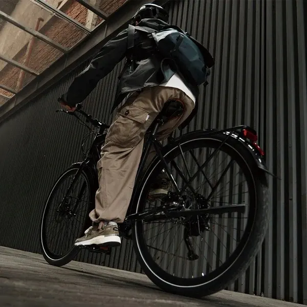 Bicicleta eléctrica FAFREES 700C adecuada para usuarios de 175 a 210 cm.