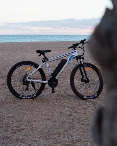 Bicicleta eléctrica Fafrees F28 MT plegable ajustada y lista para usar.