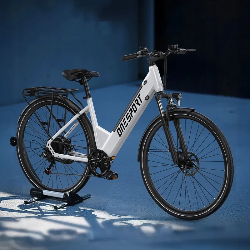 Logotipo Onesport en la bicicleta eléctrica urbana OT12 blanca.
